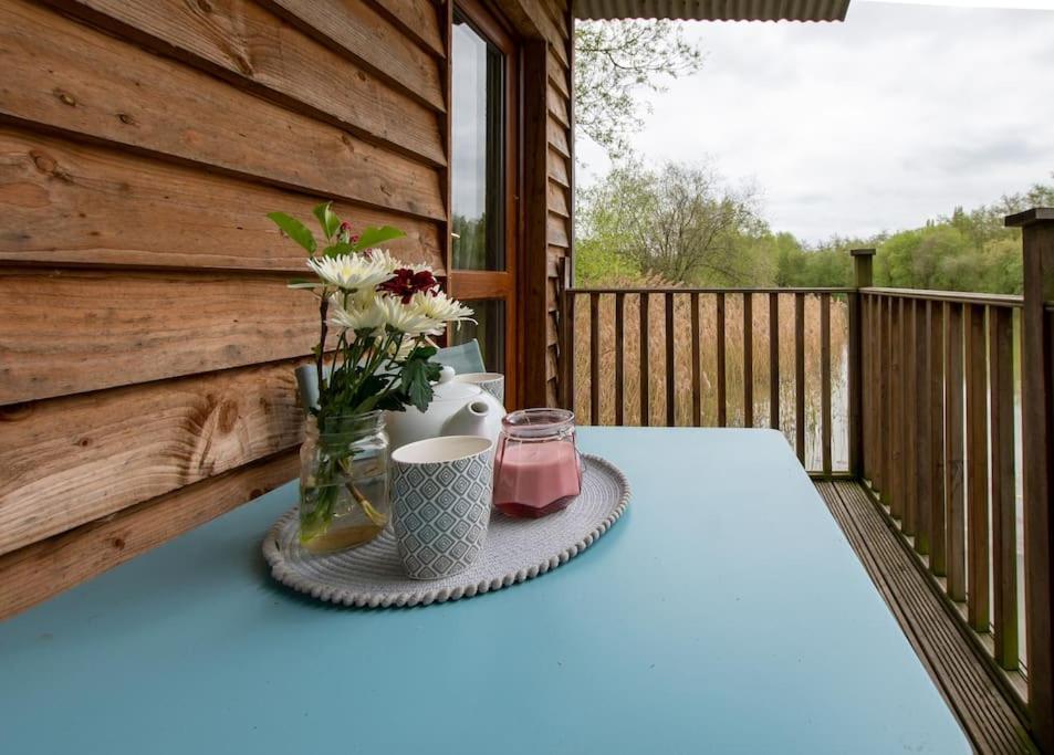Lakeside Cabin On Stilts- 'Kingfisher' Rous Lench Zewnętrze zdjęcie