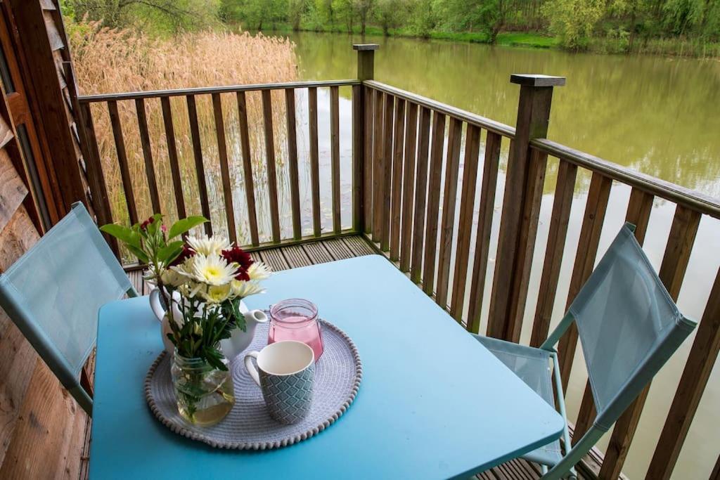 Lakeside Cabin On Stilts- 'Kingfisher' Rous Lench Zewnętrze zdjęcie